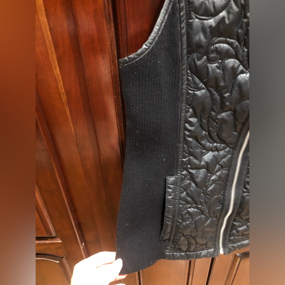 2/$30 Chico’s Black Quilted Vest Sz 0(S) Floral Zip Front - Picture 5 of 13